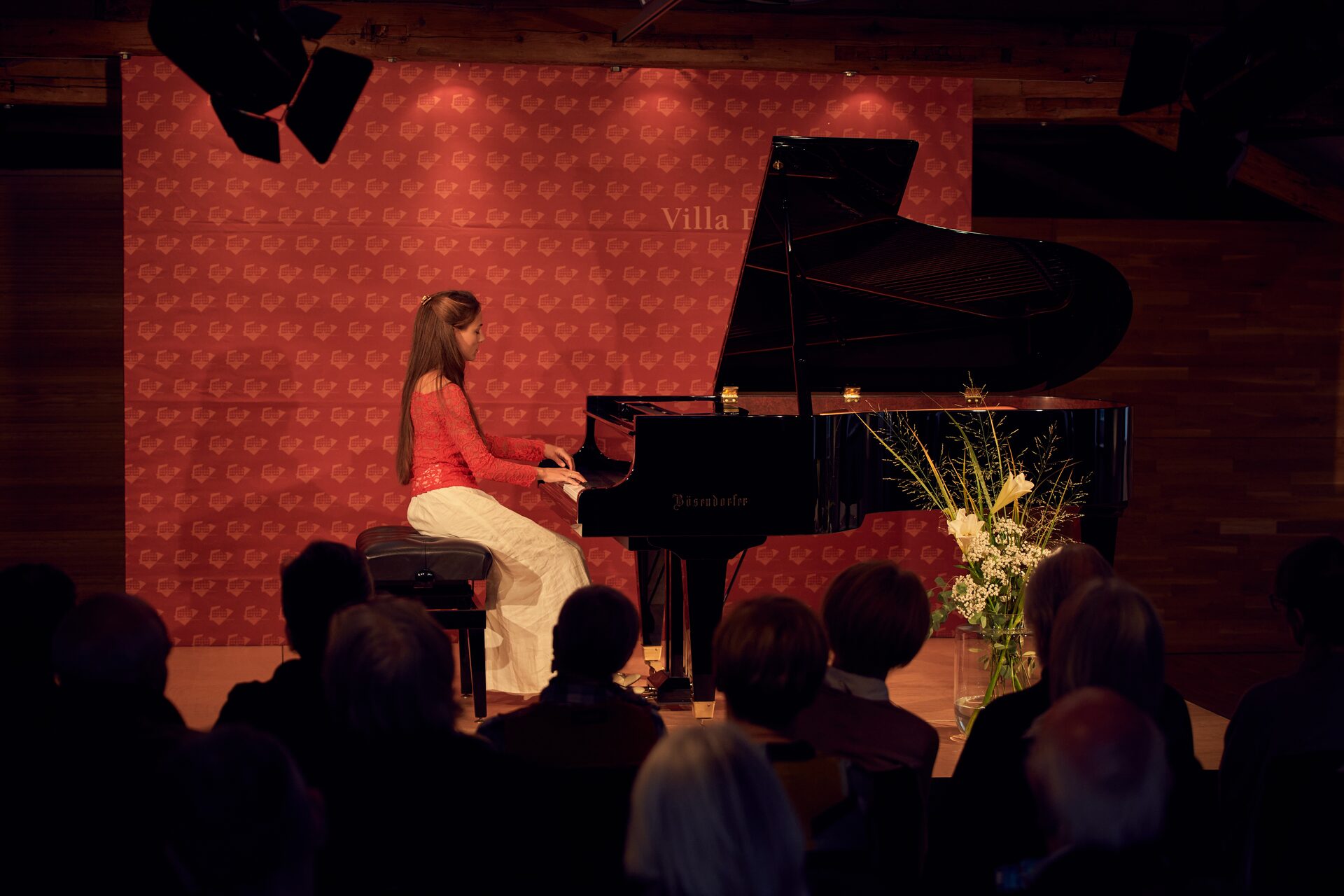 Anahita Pasdar am Konzertflügel