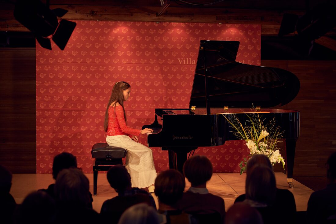Anahita Pasdar im Konzert am Flügel