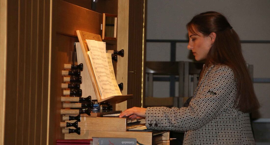 Anahita Pasdar an der Orgel