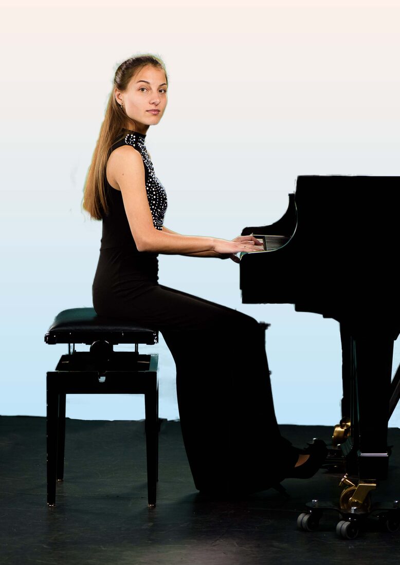 Anahita Pasdar am Klavier