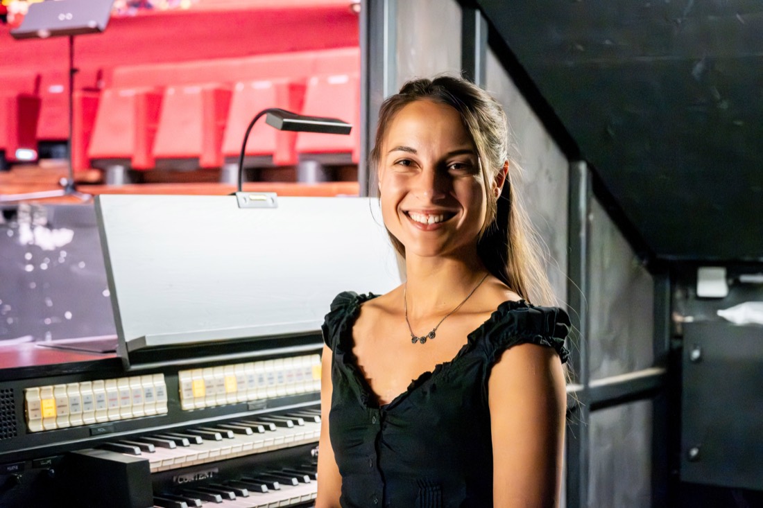 Anahita Pasdar an der E-Orgel im Orchestergraben der Bregenzer Festspiele